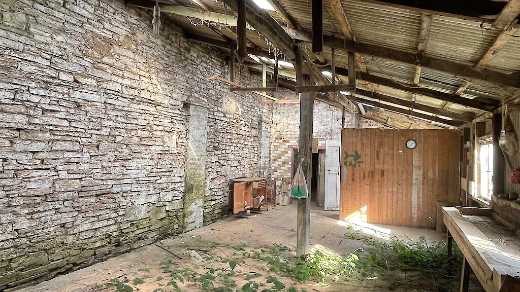 Originally this was part of an old saw-mill with some key features, including the large, unique floorboards, complete with bolt-holes from the old machinery (c. 1910), and the porcelain brickwork (c. 1935).